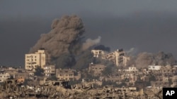 Дим піднімається після ізраїльського бомбардування в Газі, 23 листопада 2023 року