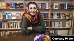 شهلا لاهیجی در سال ۲۰۰۱ جایزه «آزادی نوشتن» را از انجمن جهانی قلم دریافت کرد