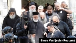 Neuniformisane osobe i policija dugim cijevima obezbjeđivali su mitropolita Joanikija i patrijarha Porfirija prilikom izlaska iz Cetinjskog manastira 5. septembra 2021.