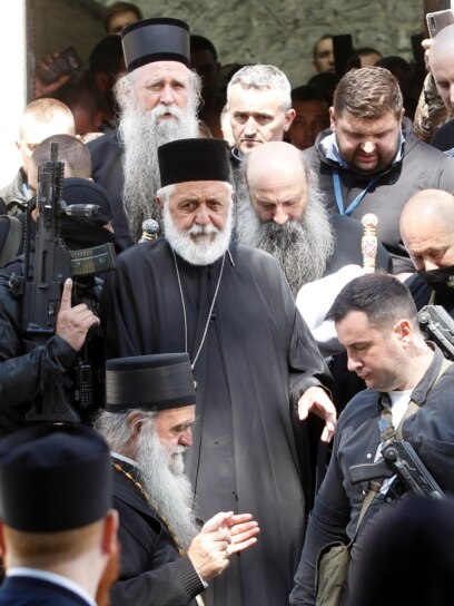 Neuniformisane osobe i policija dugim cijevima obezbjeđivali su mitropolita Joanikija i patrijarha Porfirija prilikom izlaska iz Cetinjskog manastira 5. septembra 2021.