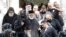 Neuniformisane osobe i policija dugim cijevima obezbjeđivali su mitropolita Joanikija i patrijarha Porfirija prilikom izlaska iz Cetinjskog manastira 5. septembra 2021.