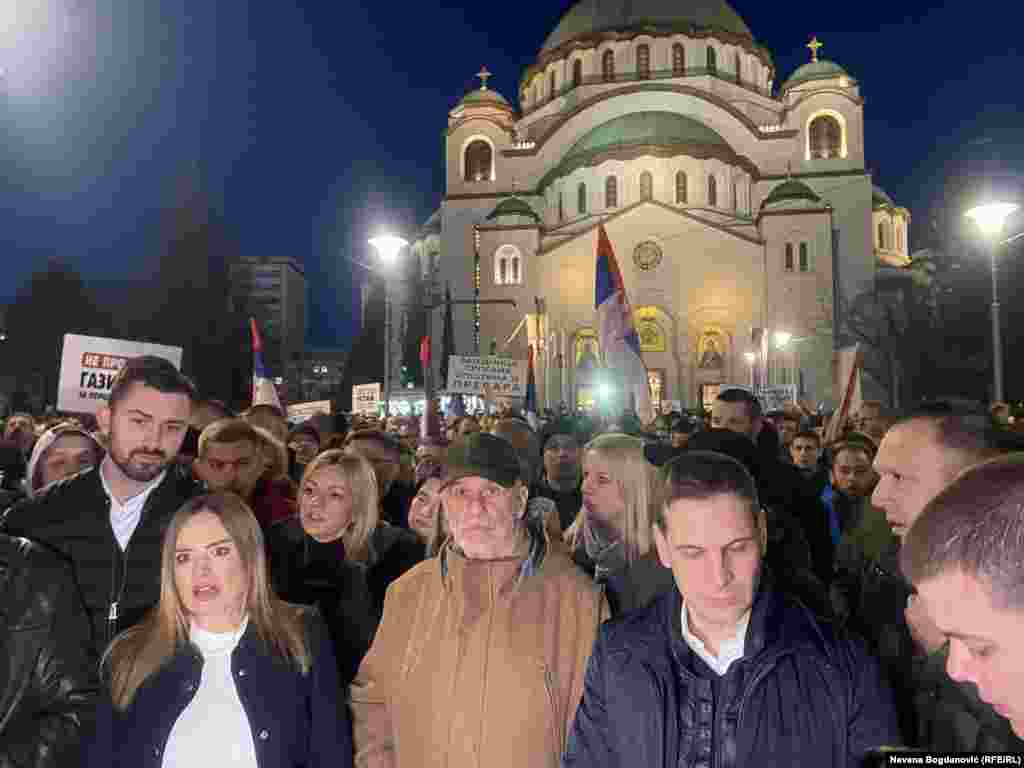 Lideri desničarskih partija Milica Đurđević Stamenkovski, Vojislav Mihailović i Miloš Jovanović na protestu protiv evropskog plana za Kosovo. &quot;Došli smo da kažemo ne Aleksandre Vučiću francusko-nemačkom ultimatumu&quot;, poručila je na protestu Milica Đurđević Stamenkovski, predsednica desničarske stranke Zavetnici.