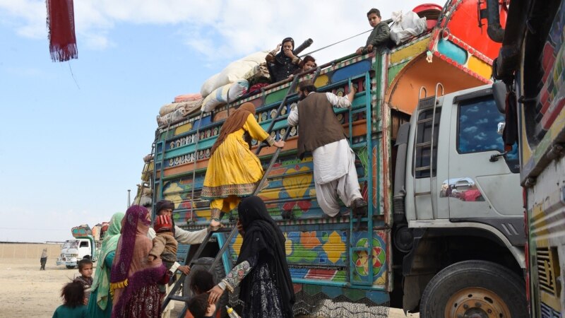 به صد ها خانواده مهاجر برگشته از پاکستان به ولایات شان در داخل افغانستان منتقل شدند