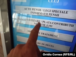 Pentru a depune cererea de creare a contului online sau de transmitere a istoricului stagiilor de cotizare în format scris, trebuie să ajungi la ghișeu și să ridici un număr de ordine de la categoria Informații (prima de sus, în fotografie).