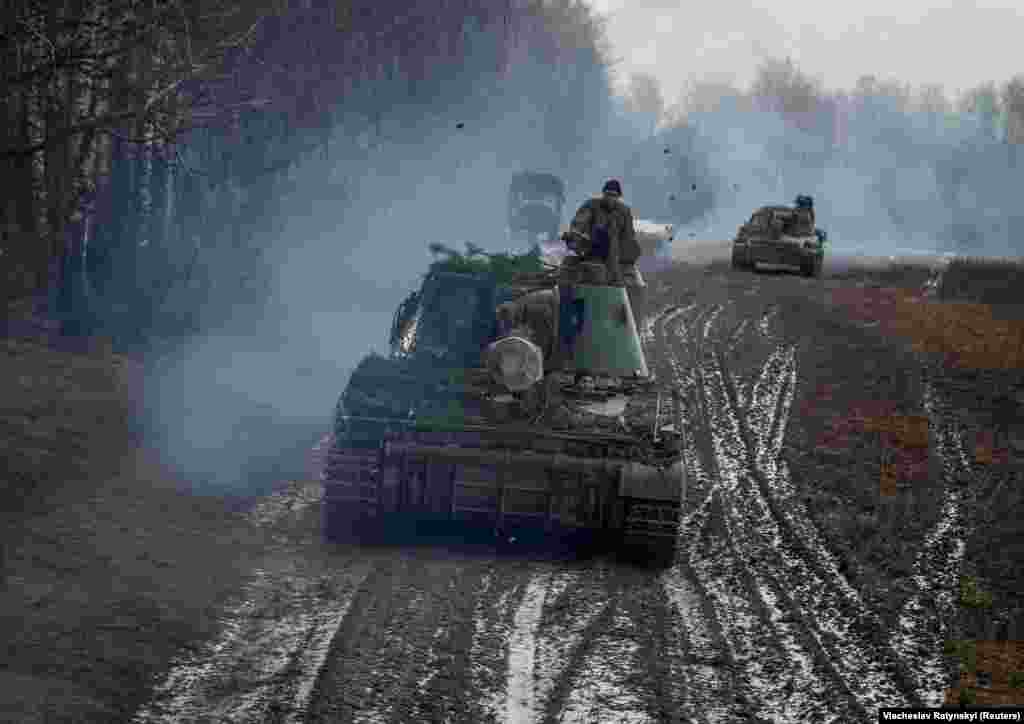 Az ukrán hadsereg gyakorlatokat tart a csernobili zónában is, amely mindössze 15 kilométerre van a belarusz határtól.&nbsp;Az 1986-os, a világ legsúlyosabb nukleáris katasztrófája óta elhagyatott terület az ukrán csapatok számára kulcsfontosságú gyakorlótérré vált