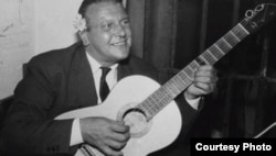 В Испании в кругу нацистов Скорцени любил побренчать на гитаре