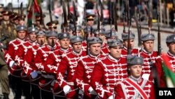 Войници в парадни униформи по време на водосвета на знамената и знамената светини на армията в центъра на София България отбеляза Деня на храбростта и празник на Българската армия Гергьовден.