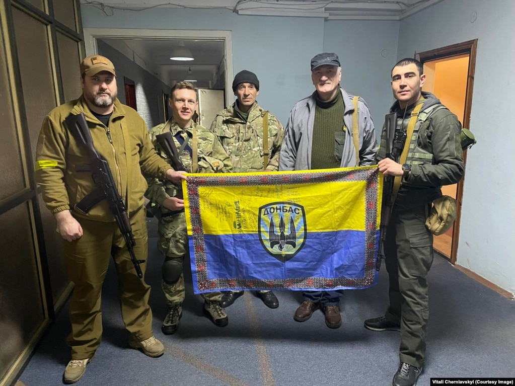 Vitaliy Chernyavskiy (secondo da sinistra) con i compagni all'inizio della guerra su vasta scala.