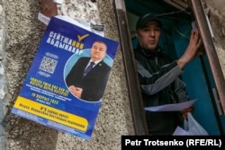 Агитационная листовка кандидата в депутаты на подъезде жилого дома. Алматы, 3 марта 2023 года