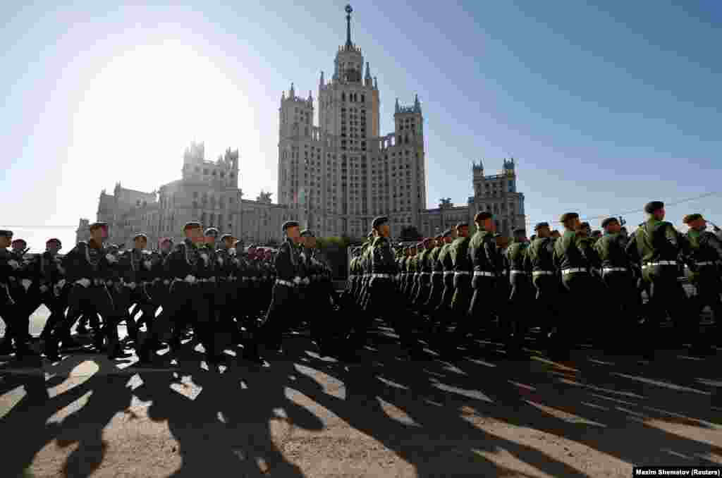 Anëtarët e shërbimit rus duke marshuar në kolona përpara një parade ushtarake gjatë festimeve të Ditës së Fitores në Moskë më 9 maj.