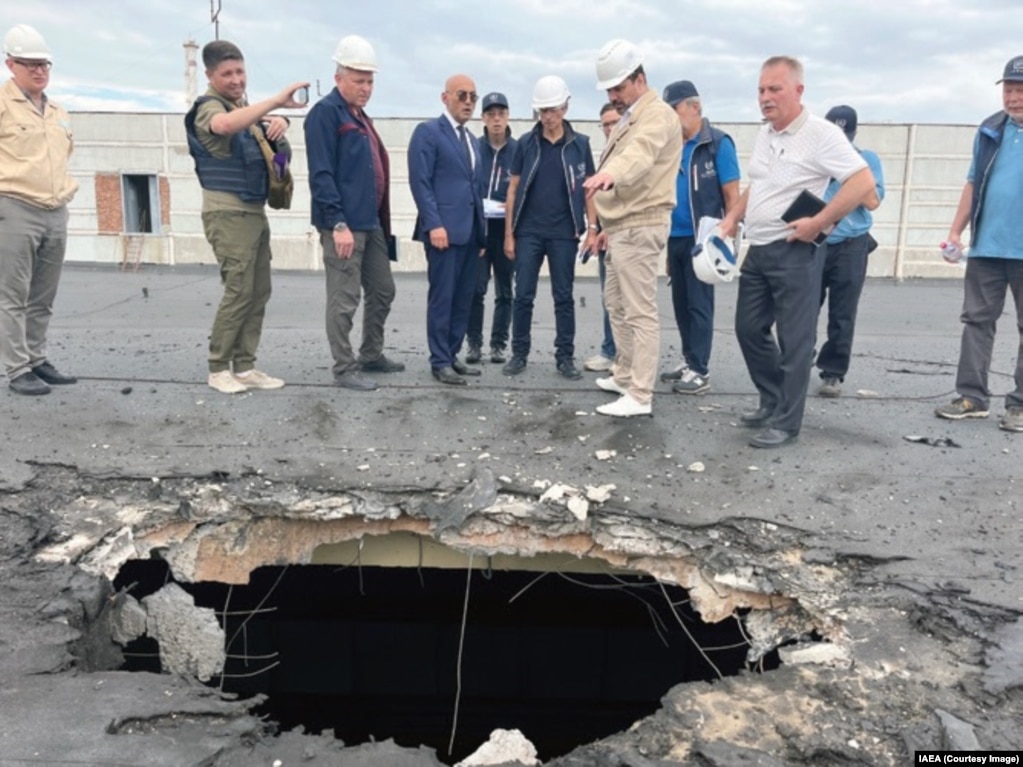 Inspektorët e Agjencisë Ndërkombëtare Bërthamore, përfshirë Rafael Grossin (në qendër djathtas me jelek blu) shohin dëmet nga një predhë që ra në një ndërtesë ku ruhej karburant bërthamor në shtator të vitit 2022. Detajet nga diskutimi gjatë takimit me dyer të mbyllura ndërmjet&nbsp; Grossit dhe Putinit më 6 mars, janë të paqarta, përderisa shefi i Agjencisë Ndërkombëtare Bërthamore bëri një postim në Twitter që thjesht njoftonte një &quot;shkëmbim të rëndësishëm&quot; në lidhje me ZNPP-në.