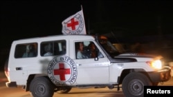 În imagine, un vehicul al Crucii Roșii care transportă ostatici eliberați de Hamas, vineri, după intrarea în vigoare a acordului de încetare a focului timp de patru zile.