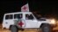 În imagine, un vehicul al Crucii Roșii care transportă ostatici eliberați de Hamas, vineri, după intrarea în vigoare a acordului de încetare a focului timp de patru zile.