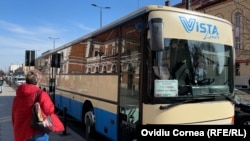 Un autocar de înlocuire a trenului Cluj-Huedin, de pe distanţa Cluj-Oradea, se pregăteşte de plecare.