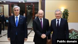 На фото слева направо: президенты Казахстана, России и Узбекистана Касым-Жомарт Токаев, Владимир Путин и Шавкат Мирзияев.
