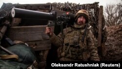 Ukrán katona drónelhárító fegyverrel a Donyeck régióban 2023. március 1-én