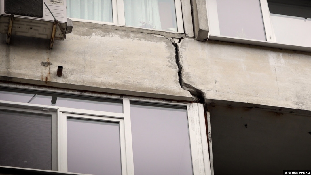 Peste 17.000 de imobile rezidențiale cu apartamente au fost refăcute din punct de vedere estetic și termic din 2008 și până acum. În schimb, din 1995 au fost consolidate doar 27 de blocuri pentru a rezista la un seism cu o intensitate apropiată sau peste 7 grade pe scara Richter.