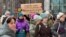 Митинг против закрытия погранпереходов в Хельсинки. Надпись на плакате: "Закрытая граница разделяет семьи. Хорошего Рождества без семьи"