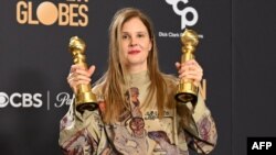 Френската режисьорка Жюстин Трие при получаването на две награди "Златен глобус" за своя филм "Анатомия на едно падане"
