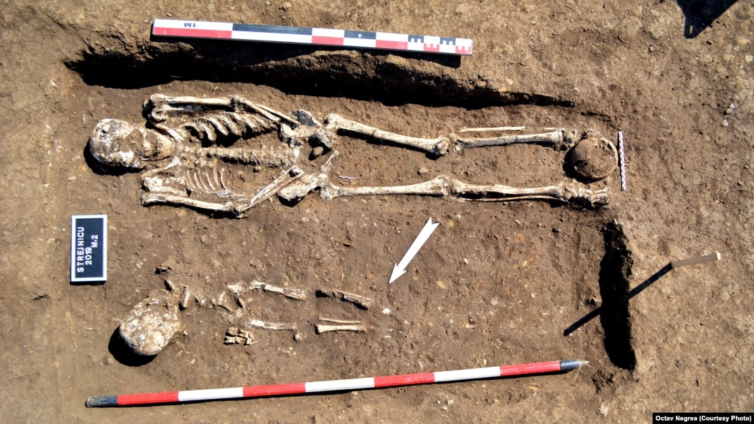 Imagine dintr-un tumul - un mormânt vechi de 5000 de ani descoperit în apropiere de Ploiești, la Strejnicu.