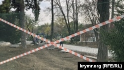 В парке Тренева продолжаются замена бордюров. Симферополь, Крым, ноябрь 2023 года