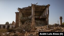 Зруйнована обстрілами школа в Білопіллі