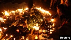 Cveće i sveće za stradale u školi u Beogradu