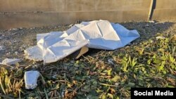 За даними місцевої влади, через ранкові російські обстріли Херсона загинули дві людини, ще четверо поранені. 