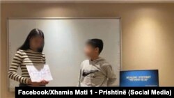 Djevojčica i dječak, oboje maloljetni, tokom vjerskog časa u džamiji "Mati 1" u Prištini, gdje ih je učiteljica zamolila da ponude ideje kako da ubijede roditelje da ne dočekaju Novu godinu.