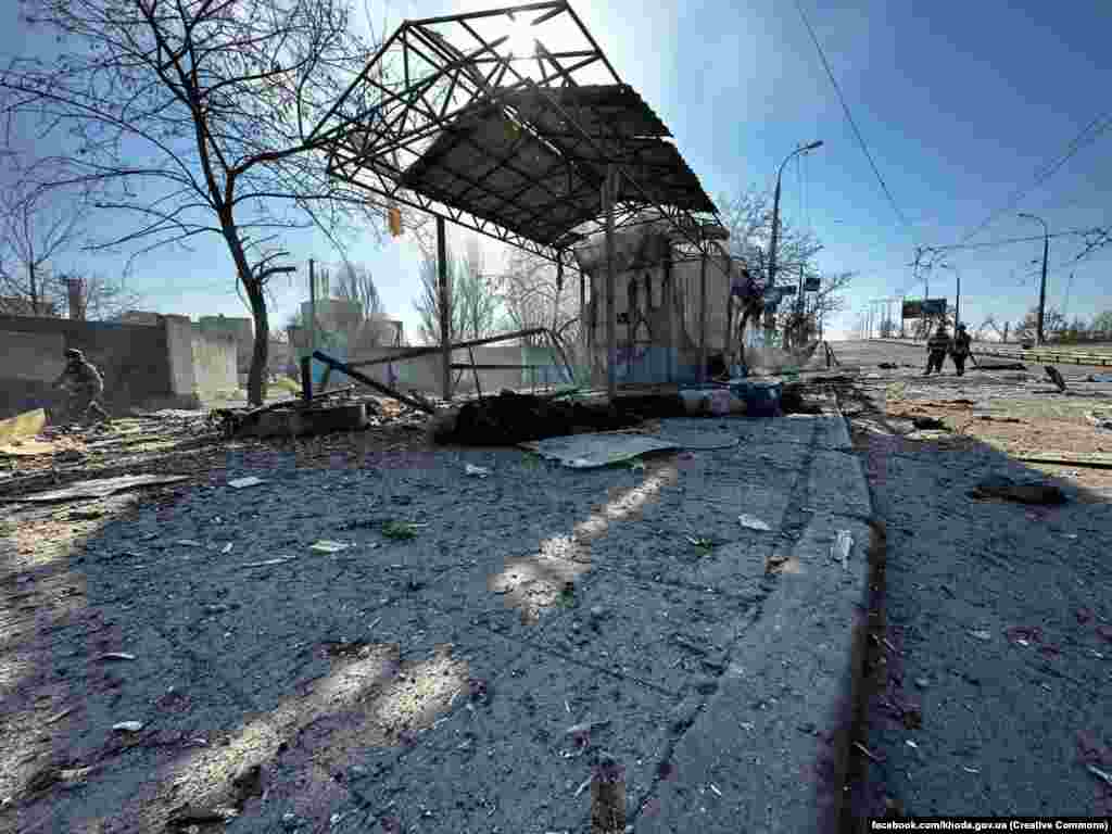 Trupat e të vrarëve në një sulm ushtarak rus në një stacion autobusi në Herson më 9 mars 2023.