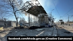 Фото зруйнованої зупинки оприлюднила Херсонська ОВА, 9 березня 2023 року