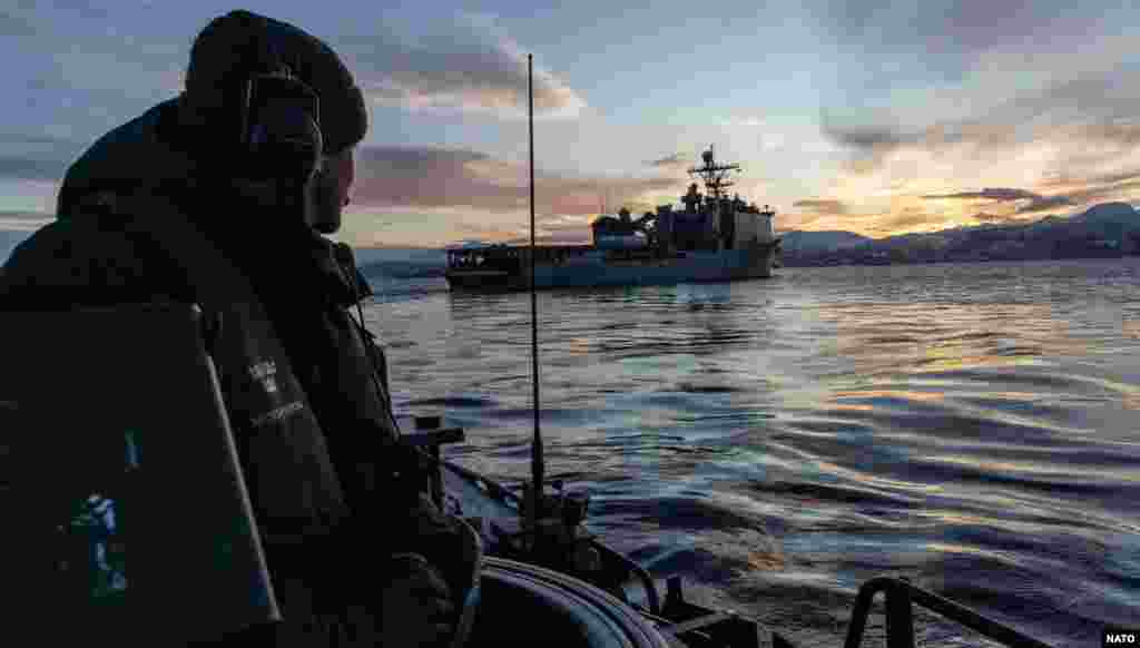 Шведский морской пехотинец смотрит на военный корабль США во время совместных учений, 1 марта 2024 года