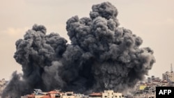 Fum dens, după un bombardament asupra orașului Gaza, din Fâșia cu același nume.