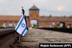 Малый государственный флаг Израиля установлен на железнодорожных путях на месте бывшего лагеря Освенцим-Биркенау в память жертв Холокоста. Апрель 2022 года
