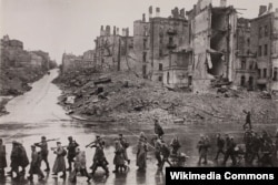 Радянська піхота в Києві іде зруйнованим Хрещатиком, листопад 1943 року