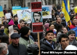 Демонстранты — участники антивоенной акции протеста в поддержку Украины в условиях украинско-российского конфликта в Алматы, Казахстан, 6 марта 2022 года