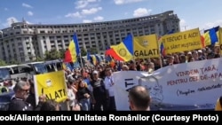 Mii de simpatizanți AUR au participat sâmbătă la un protest care a avut loc în București. 