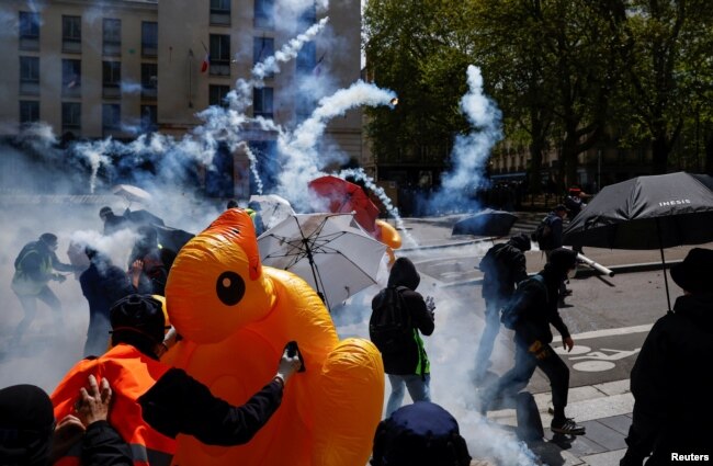 Demonstranti u Nantesu bacaju suzavac u sukobu s policijom, 1. maj 2023.