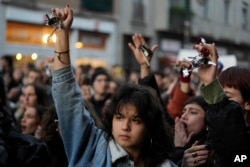 În Italia, zeci de mii de oameni au protestat împotriva violenței de gen după moartea Giuliei. În loc să organizeze un moment de tăcere, italienii au scuturat chei și au făcut zgomot.