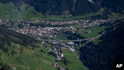 Kamioni prolaze autoputem u Steinach am Brenneru kod mosta Gschnitztal, blizu Innsbrucka, Austrija, 25. septembar 2023.