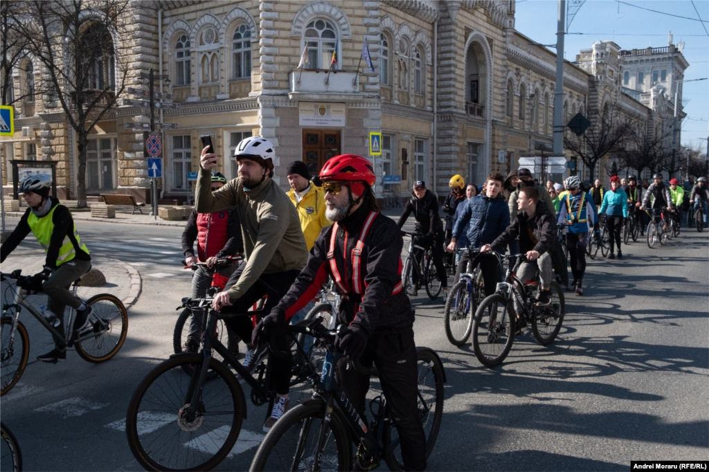 După aceea, bicicliștii s-au încolonat și au străbătut un traseu prin locurile considerate a fi cele mai periculoase, ajungând în cele din urmă la Spitalul de copii Ignatenco, unde este internat David Melnic, al doilea biciclist victimă în tragicul accident în care a decedat Valerian Railean. &nbsp;