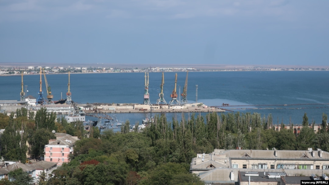 Imagine cu portul din Feodosia, de pe coasta Crimeei, unde Rusia a relocat o parte a flotei sale din Marea Neagră.