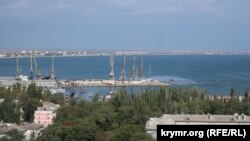 Боновые заграждения в порту Феодосии. Крым, октябрь 2023 года