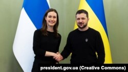 Presidenti i Ukrainës, Volodymyr Zelensky, dhe kryeministrja e Finlandës, Sanna Marin. Kiev, 10 mars 2023.