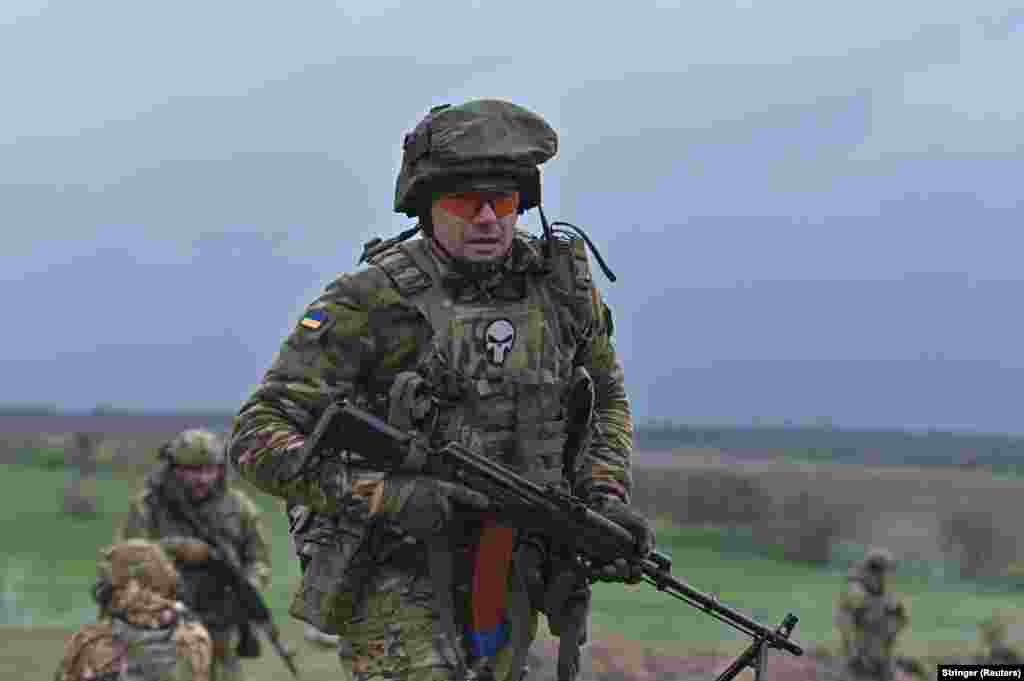 Ukrán katona egy zaporizzsjai&nbsp;hadgyakorlaton 2023 áprilisában