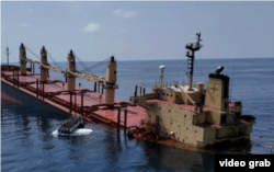 Американский танкер в Красном море, тонущий в результате обстрела со стороны хуситов. Февраль 2024 года