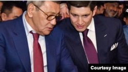 Гафур Рахимов (сол жақта) және Өзбекстан президентінің күйеу баласы Отабек Омаров