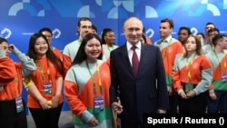 Putin i učesnici Međunarodnog festivala mladih kod Sočija, Rusija, 6. marta 2024.