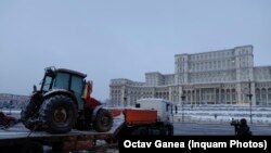 În Piața Constituției, locul de desfășurare al mitingului organizat pentru transportatori și fermieri, a ajuns un singur tractor, pe o platformă.