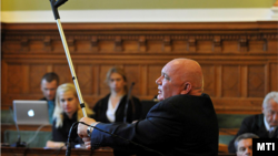 Csintalan Sándor, a Hír TV műsorvezetője beszél a terrorcselekménnyel vádolt Budaházy György és 16 társa ellen indított büntetőper tárgyalásán 2011-ben